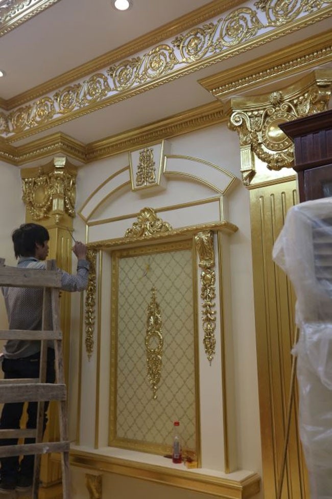 Những chi tiết dát vàng bằng tay cầu kỳ, tập trung ở mái trần, hoa văn và cửa sổ.