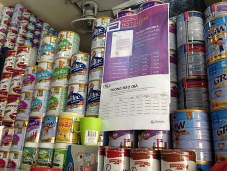 Bộ trưởng Tài chính: Khó điều hành giá sữa - 1 Các hãng sữa công bố chương trình hỗ trợ giá cho đại lý.