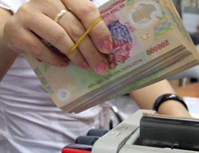 Lãi suất giảm, tiền gửi tiết kiệm vẫn tăng mạnh - 1 Lãi suất huy động giảm mạnh.
