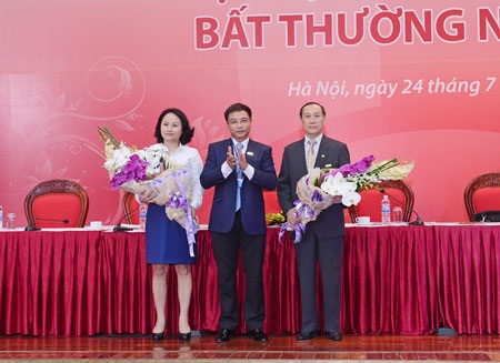 VietinBank họp bất thường, bầu bổ sung 3 thành viên hội đồng quản trị - 1 Chủ tịch VietinBank Nguyễn Văn Thắng (giữa) chúc mừng các nhân sự mới.