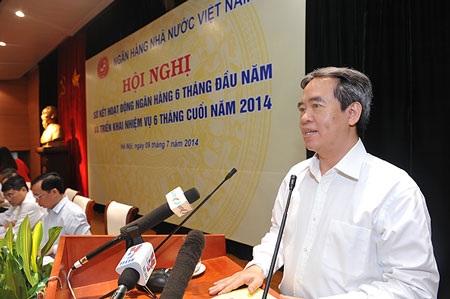 Thống đốc Bình: "Sẽ tái cấu trúc cả những ngân hàng lớn" - 1 Thống đốc Nguyễn Văn Bình chỉ đạo điều hành tại hội nghị sơ kết ngành.