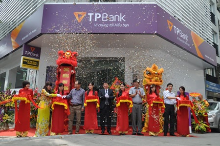 Ngân hàng cổ phần đầu tiên báo lãi 6 tháng đầu năm - 1 6 tháng qua, TPBank đã khai trương và đưa vào hoạt động 5 chi nhánh mới.