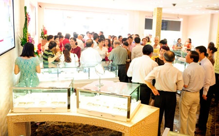 Khách hàng tham quan, mua sắm tại Trung tâm Đống Đ