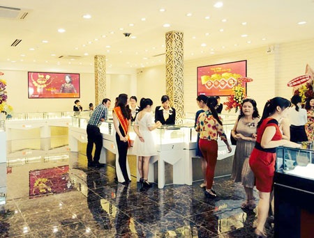 Trung tâm VBĐQ Phố cổ Hội An thu hút đông đảo khách hàng.