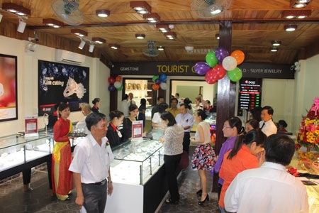 Người dân TTHCM trong không gian mua sắm của Trung tâm Quận 3.