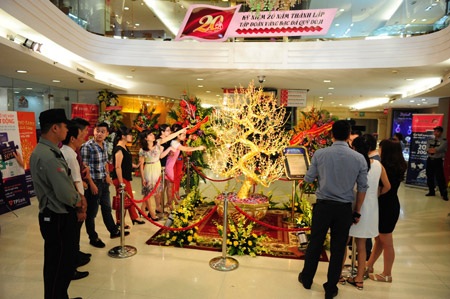 Ai cũng tin rằng được chụp hình lưu niệm bên