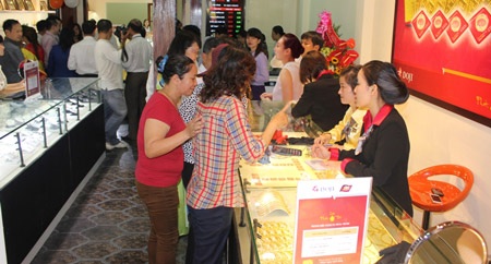 Ai cũng tin rằng được chụp hình lưu niệm bên