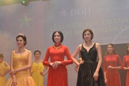 Ai cũng tin rằng được chụp hình lưu niệm bên