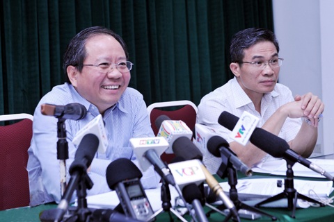 Thứ trưởng Bộ Tài chính Đỗ Hoàng Anh Tuấn (trái) tại cuộc họp báo.