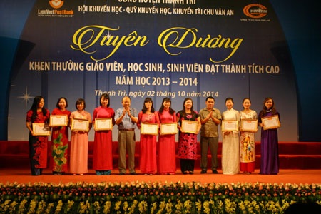 Nhà băng “tri ân” giáo viên và học sinh hàng tỷ đồng - 3 Thống đốc NHNN Nguyễn Văn Bình trao phần thưởng đến học sinh tại lễ tuyên dương.