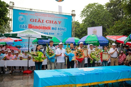 Hơn 300 người ACB tham gia Giải chạy báo Hà Nội mới mở rộng - 2 300 người tham gia Giải chạy báo Hà Nội mới mở rộng