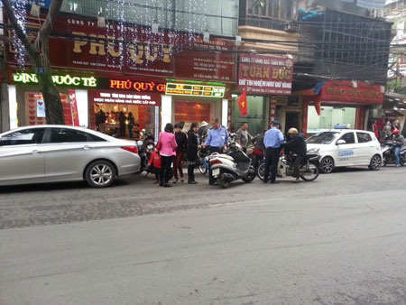 Nhộn nhịp mua vàng cầu may Vía Thần Tài - 6 Một trong những con đường có nhiều cửa hàng vàng ở Hà Nội.