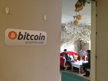 Bitcoin bị “cấm cửa” tại các ngân hàng Việt Nam - 1 Một quán cà phê Bitcoin tại Hà Nội (ảnh: Nguyễn Hiền).