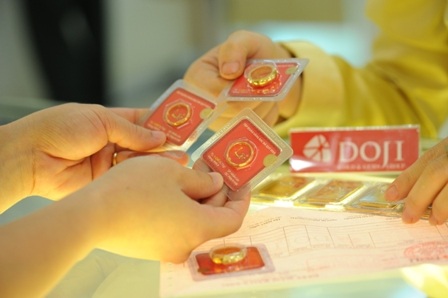 Giá vàng rơi mạnh sau chuỗi ngày tăng ấn tượng - 1 Giá vàng đảo chiều đi xuống.