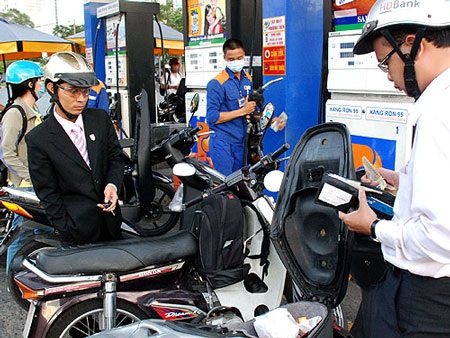 Giải pháp mới cho xăng dầu: Chưa đủ “đô”! - 1 Giải pháp mới cho xăng dầu: Chưa đủ “đô”!
