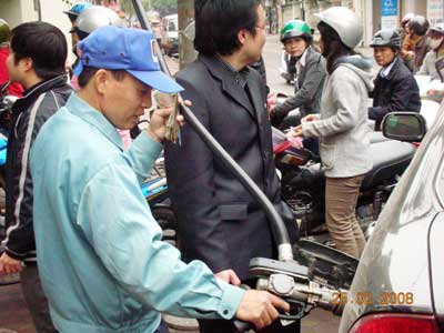 Bộ Tài chính tiếp tục yêu cầu giữ nguyên giá xăng dầu - 1 Bộ Tài chính tiếp tục yêu cầu doanh nghiệp giữ nguyên giá bán xăng dầu (ảnh minh họa).