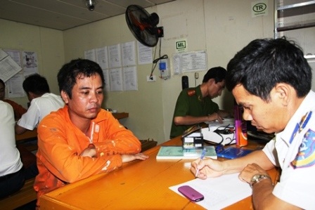 Thuyền trưởng tàu Sunrise 689 bác bỏ thông tin mất hộp đen - 1 Các thuyền viên đã về đến Quảng Trị