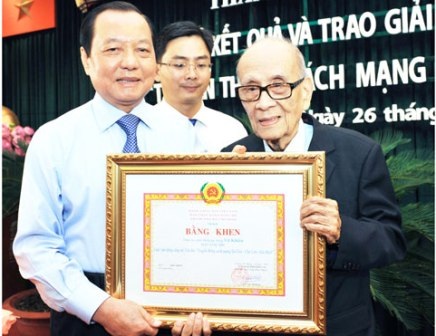 Bí thư Thành ủy TPHCM Lê Thanh Hải trao giải nhì cho Giáo sư Vũ Khiêu (Ảnh: Việt Dũng)