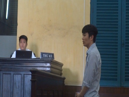 Mẹ bị cáo đòi tự tử khi con bị tăng án tù - 1 Bị cáo Sơn tại tòa