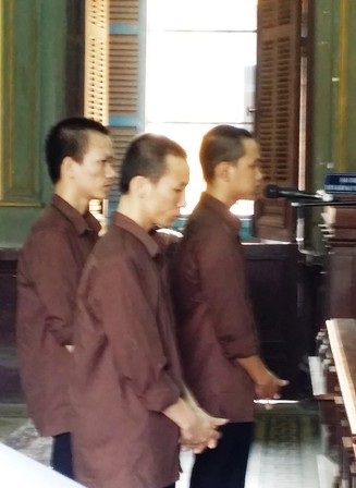 Truy sát người vì "tội"... bỏ tay vào túi quần - 1 Ba bị cáo đứng trước vành móng ngựa