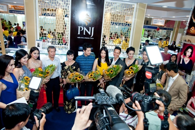 Trương Ngọc Ánh “gây bão” tại hội chợ Quốc tế trang sức Việt - 1 Trương Ngọc Ánh “gây bão” tại hội chợ Quốc tế trang sức Việt