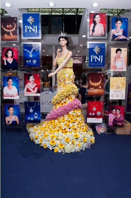 Trương Ngọc Ánh “gây bão” tại hội chợ Quốc tế trang sức Việt - 10 Là thương hiệu trang sức và kim cương hàng đầu Việt Nam,
