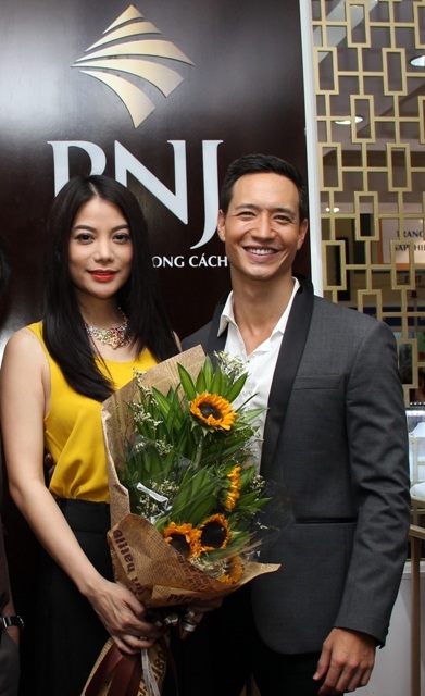 Trương Ngọc Ánh “gây bão” tại hội chợ Quốc tế trang sức Việt - 2 Trương Ngọc Ánh “gây bão” tại hội chợ Quốc tế trang sức Việt