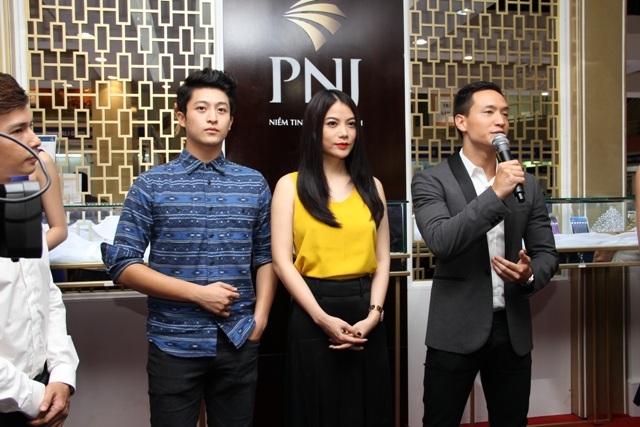 Trương Ngọc Ánh “gây bão” tại hội chợ Quốc tế trang sức Việt - 3 Trương Ngọc Ánh “gây bão” tại hội chợ Quốc tế trang sức Việt