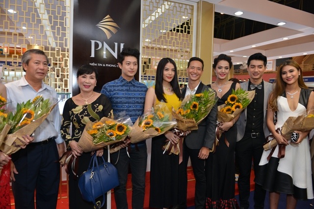 Trương Ngọc Ánh “gây bão” tại hội chợ Quốc tế trang sức Việt - 5 Trương Ngọc Ánh “gây bão” tại hội chợ Quốc tế trang sức Việt