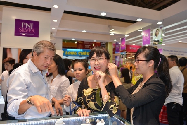 Trương Ngọc Ánh “gây bão” tại hội chợ Quốc tế trang sức Việt - 6 Trương Ngọc Ánh “gây bão” tại hội chợ Quốc tế trang sức Việt