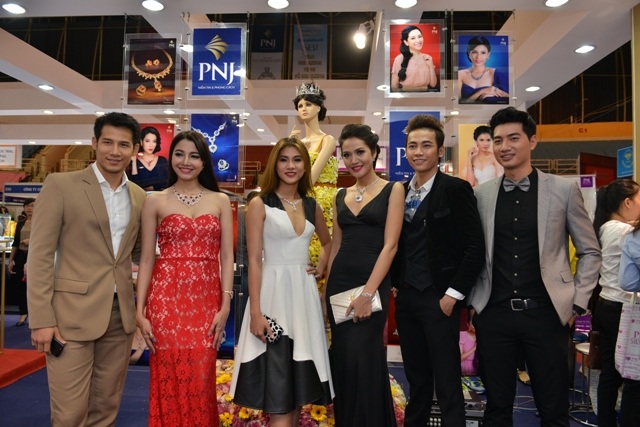 Trương Ngọc Ánh “gây bão” tại hội chợ Quốc tế trang sức Việt - 7 Trương Ngọc Ánh “gây bão” tại hội chợ Quốc tế trang sức Việt