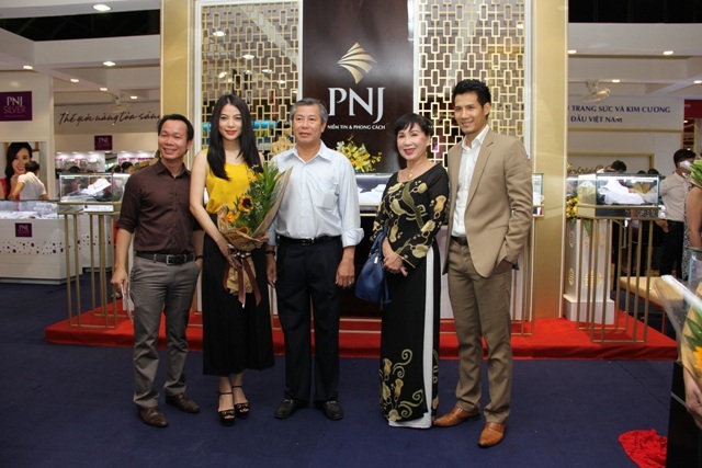 Trương Ngọc Ánh “gây bão” tại hội chợ Quốc tế trang sức Việt - 8 Là thương hiệu trang sức và kim cương hàng đầu Việt Nam,