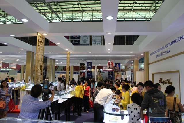 Trương Ngọc Ánh “gây bão” tại hội chợ Quốc tế trang sức Việt - 9 Là thương hiệu trang sức và kim cương hàng đầu Việt Nam,