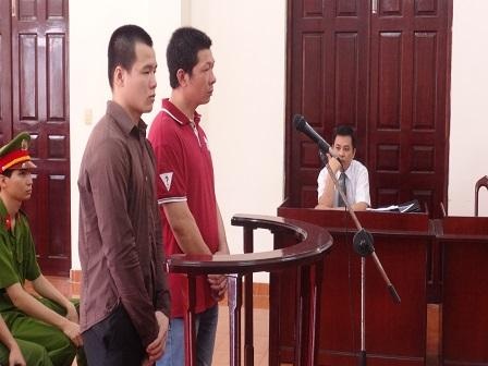 Vô cớ đánh chết người, hung thủ nhận án 12 năm tù - 1 Hai bị cáo trước vành móng ngựa