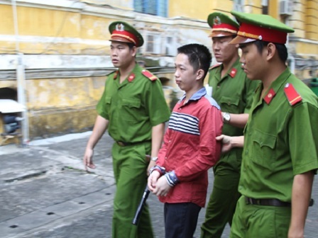 Bị bạn đánh, rút dao đâm chết người - 1 Bị cáo được thả tự do ngay tại tòa