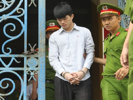 Lãnh án chung thân vì giết người tình đồng giới - 1 Bị cáo Đầy bị dẫn giải sau phiên tòa