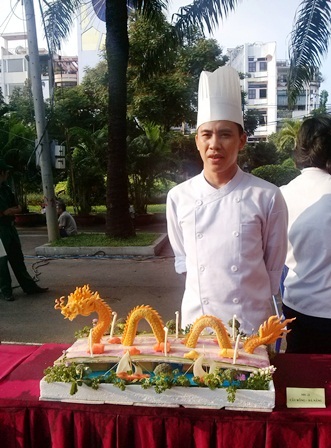 Ngắm “kỳ quan thế giới” qua điêu khắc trên củ quả - 1 Các đầu bếp trổ tài điêu khắc