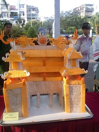 Ngắm “kỳ quan thế giới” qua điêu khắc trên củ quả - 2 Cổng thành Huế