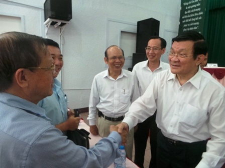 Chủ tịch nước: “Phát hiện quan nào được bao che cứ báo ngay cho tôi” - 3 Chủ tịch nước ân cần hỏi thăm bà con sau buổi tiếp xúc