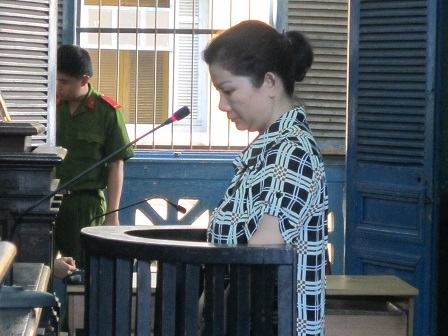 "Quý bà" giả danh nhân viên an ninh sân bay Tân Sơn Nhất lừa đảo hơn 5 tỷ - 1 Quý bà giả danh nhân viên an ninh sân bay Tân Sơn Nhất đi lừa đảo