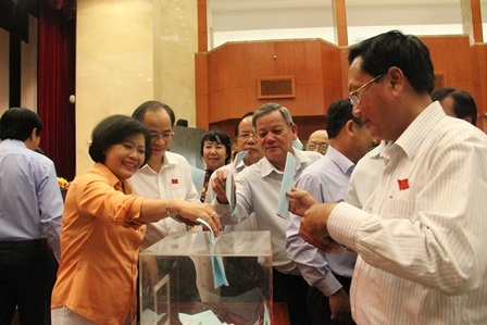 Các đại biểu tiến hành lấy phiếu tín nhiệm