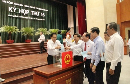 Những lá phiếu tín nhiệm đầu tiên được các đại biểu bỏ vào thùng