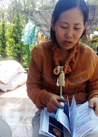 Bà Rịa - Vũng Tàu: Nghi án trung tâm y tế “ăn chặn” tiền bảo hiểm của sản phụ nhiều năm liền - 2 Chị Cao Thị Diễm Sương cung cấp chứng từ cho phóng viên.