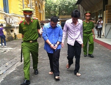 Hai công an... dỏm tại tòa