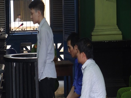 Chiếm đoạt tài sản bằng cách đăng tin rao bán hàng trên mạng - 1 Ba bị cáo tại tòa sơ thẩm
