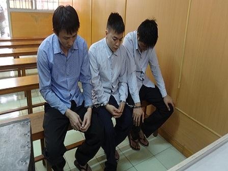 Nghi vợ quan hệ bất chính, nhờ bạn bè đánh trả thù tình địch - 1 Ba bị cáo đánh ông hàng xóm tại tòa sơ thẩm