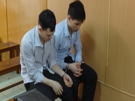 Thiếu tiền chơi game, hai thanh niên rủ nhau đi cướp - 1 Hai tên cướp vặt tại tòa sơ thẩm
