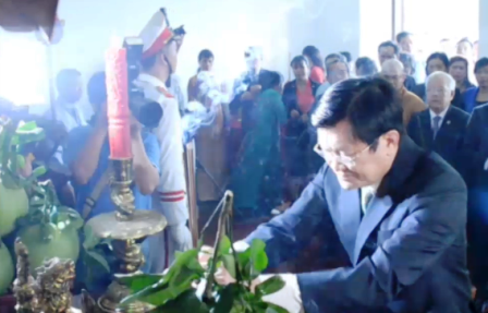 Chủ tịch nước Trương Tấn Sang dâng hương các Vua Hùng - 3 Chủ tịch nước Trương Tấn Sang dâng hương Chủ tịch Hồ Chí Minh