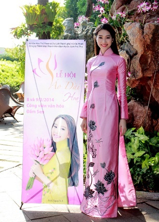 Hoa hậu Đặng Thu Thảo duyên dáng trong tà Áo dài tại Lễ hội Áo dài 2014