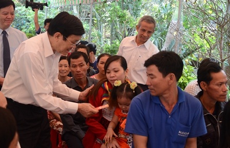 Chủ tịch nước thăm và chúc Tết nhân dân tỉnh Long An - 5 Thăm hỏi, động viên những công nhân không có điều kiện về quê ăn Tết
